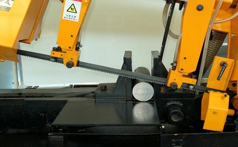 江华数控带锯床自动送料精度会出现偏差吗？